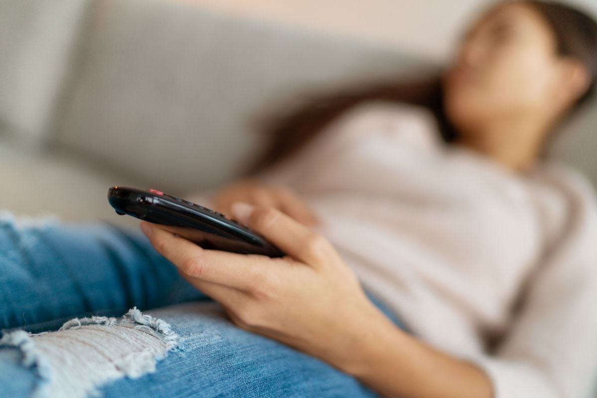 Donna addormentata sul divano
