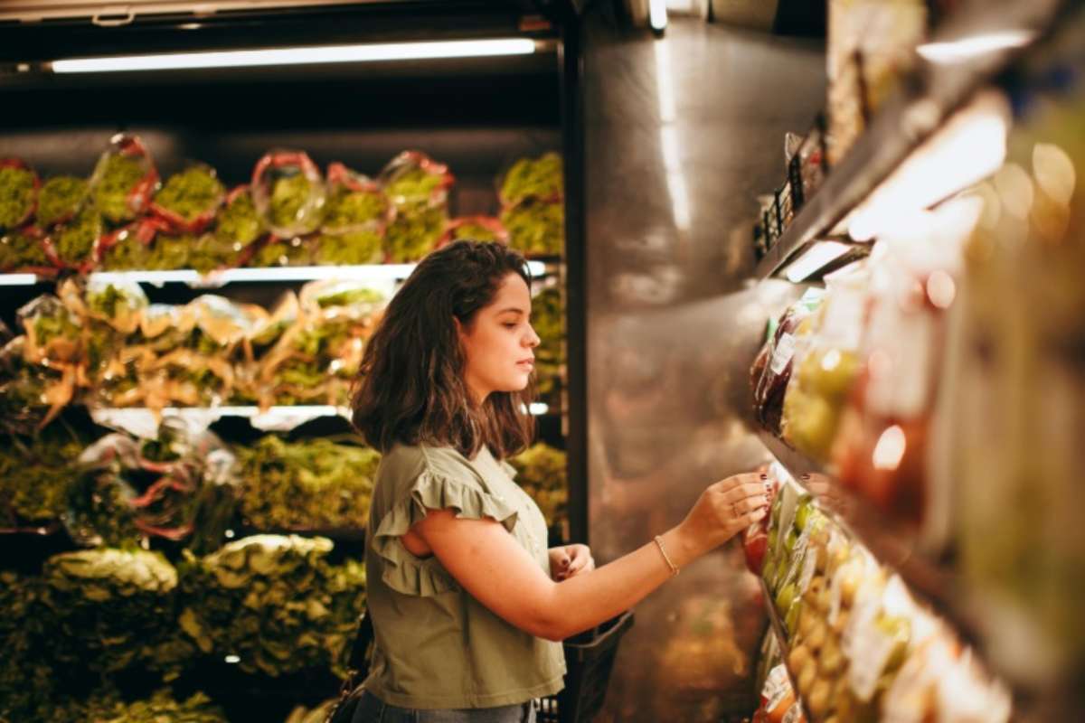 Donna che acquista al supermercato