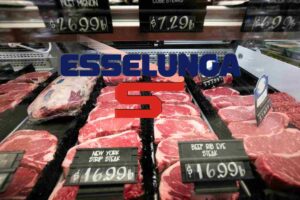 Carne esposta in vendita al supermercato ed il logo Esselunga