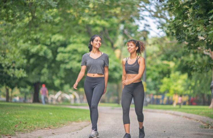 Ragazze camminano al parco