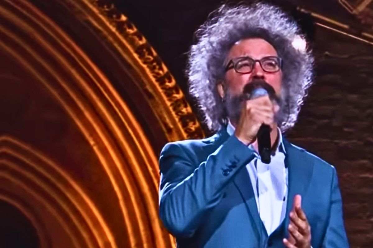 Il cantante durante una serata a teatro
