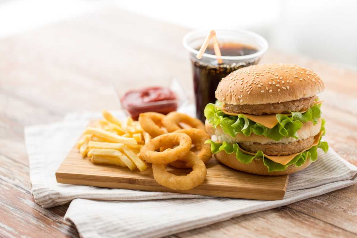 Il classico panino con fritti e bevanda zuccherata