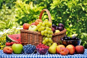 Frutta fresca nel cestino di vimini