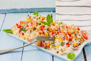 Insalata di riso nel vassoio