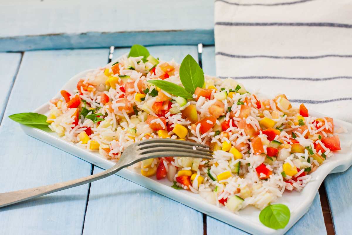 Insalata di riso nel vassoio