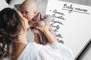 Mamma gioca insieme al suo bambino