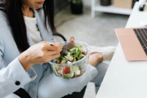 Mangiare insalata