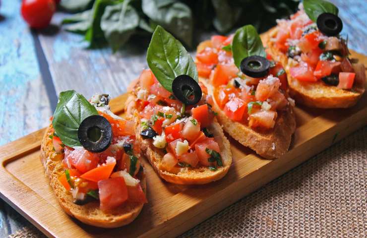 Crostini con alici, olive e pomodoro
