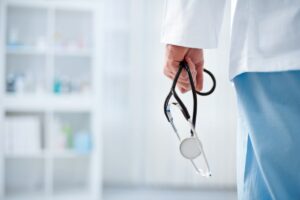 Medico con stetoscopio