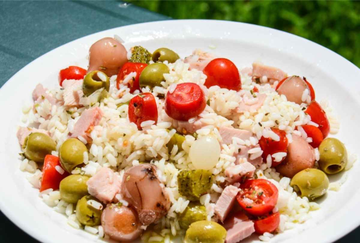 Piatto di insalata di riso italiana