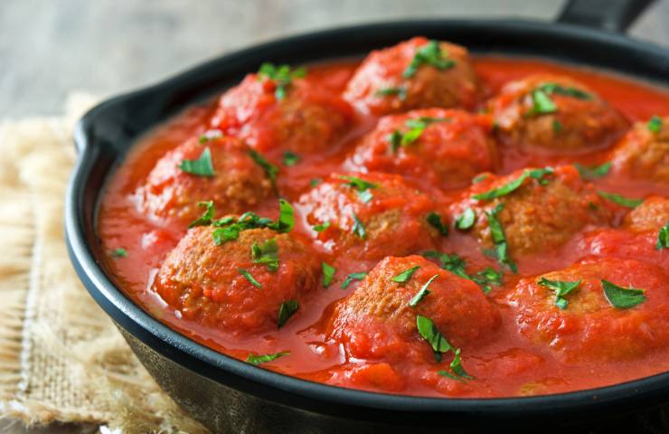 Polpette di melanzane con il sugo nel tegame