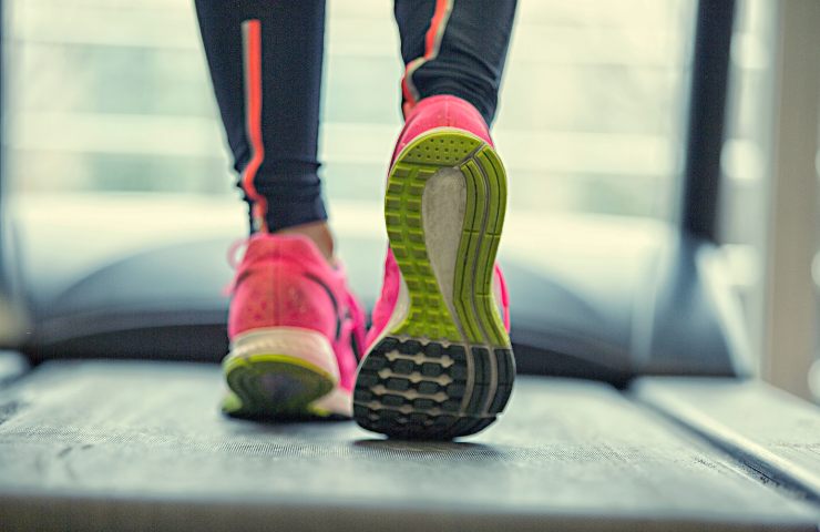 Le scarpe di una donna che cammina