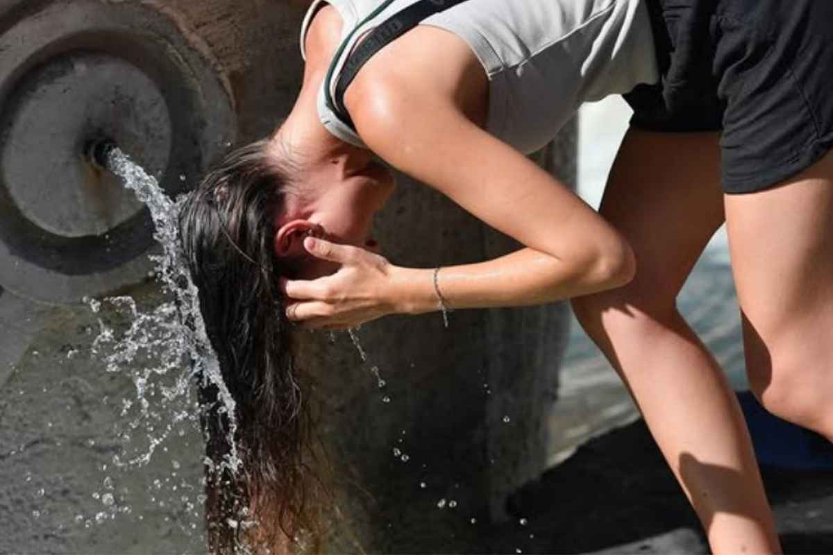 Una ragazza che si rinfresca dal caldo