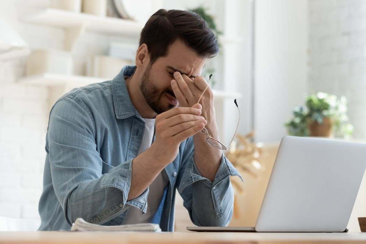 Ragazzo stanco durante il lavoro al PC