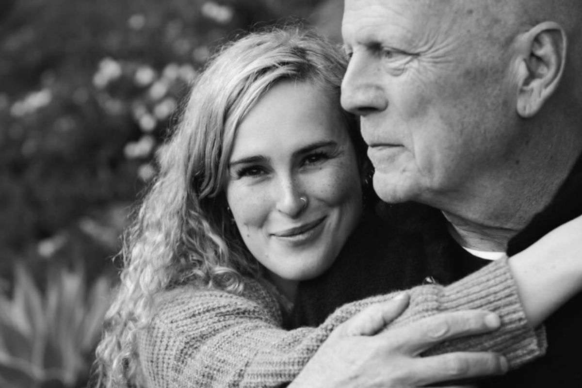 Rumer abbracciata a suo padre