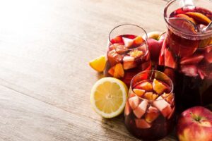 Brocca e bicchieri con sangria