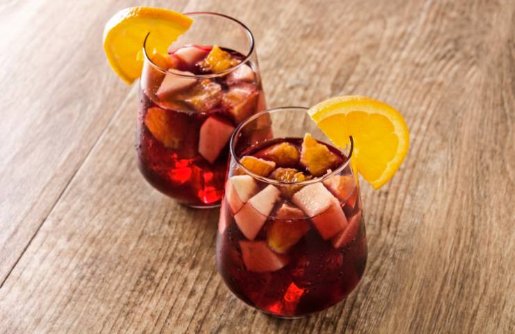 Bicchieri pieni di sangria