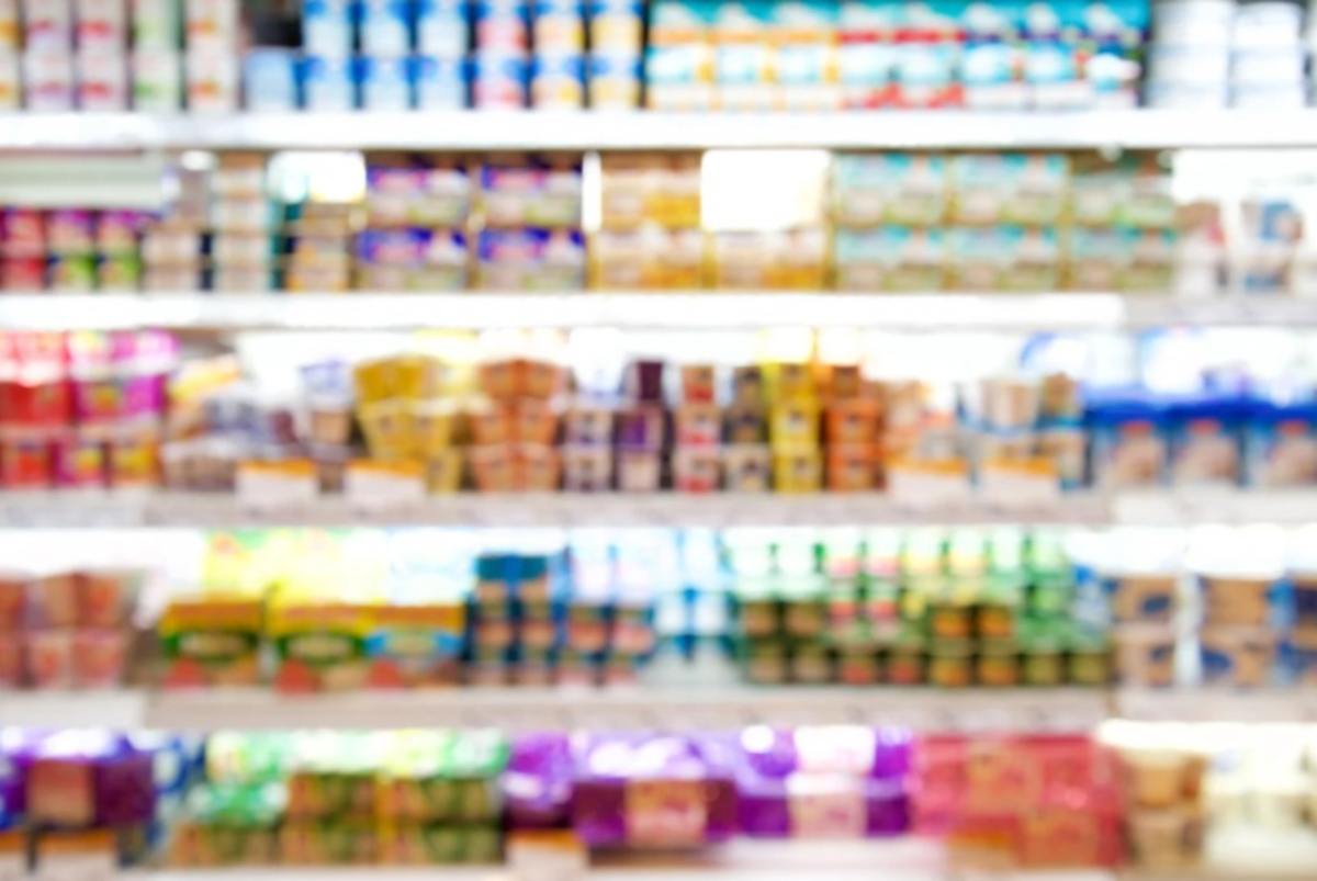 Scaffale degli yogurt al supermercato
