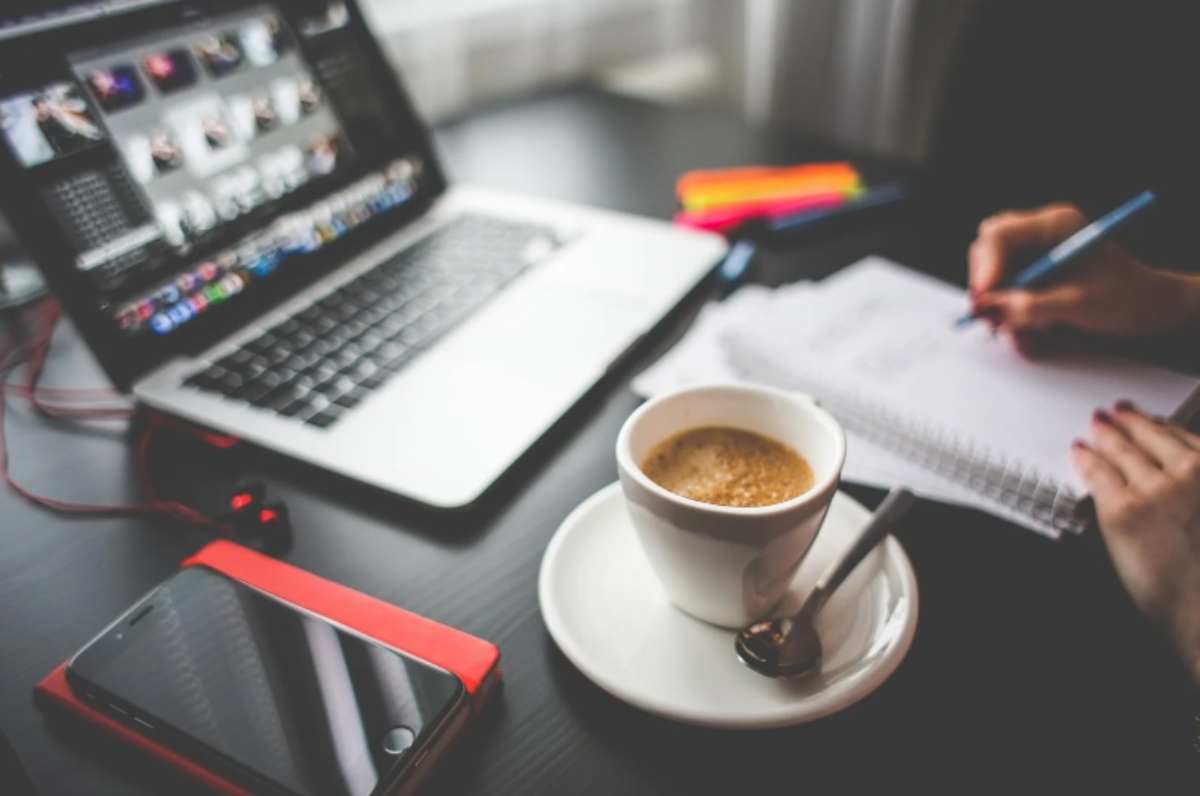 Scrivania con caffè