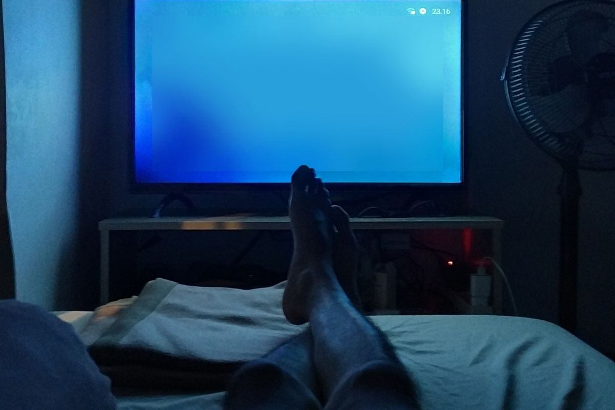 Tv accesa nella notte