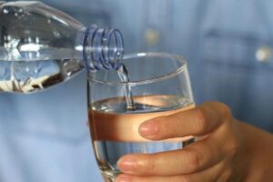 Un bicchiere di acqua
