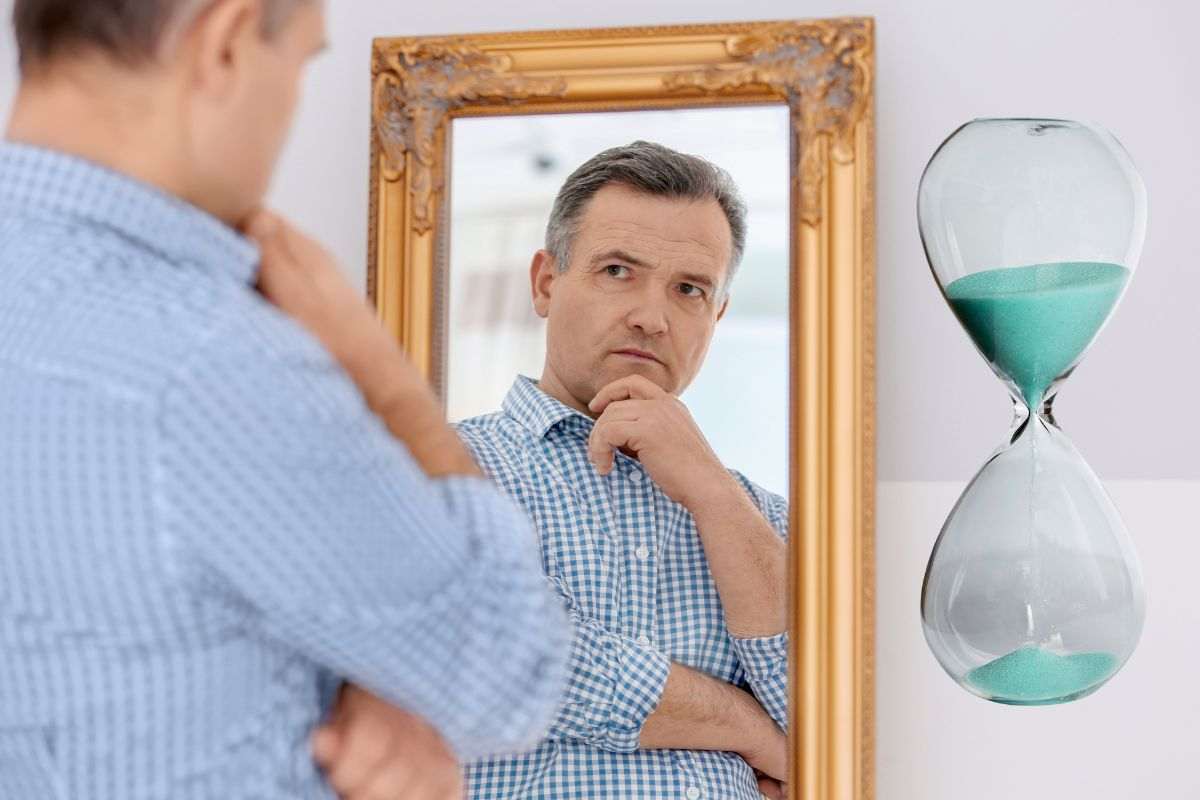 Uomo di mezza età si guarda allo specchio