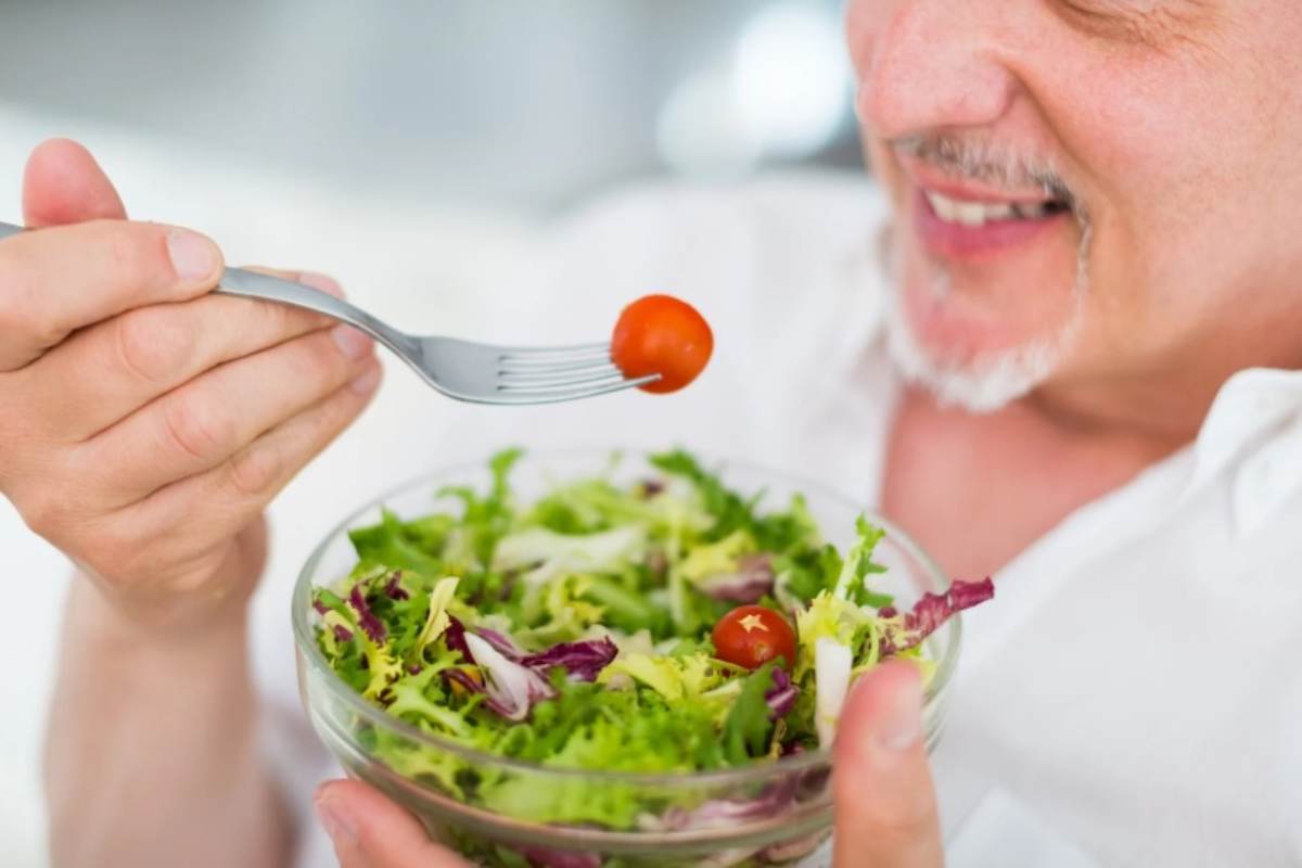 Uomo mangia insalata