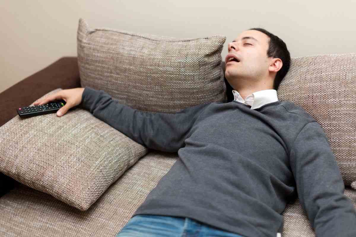 Uomo si addormenta mentre guarda la tv