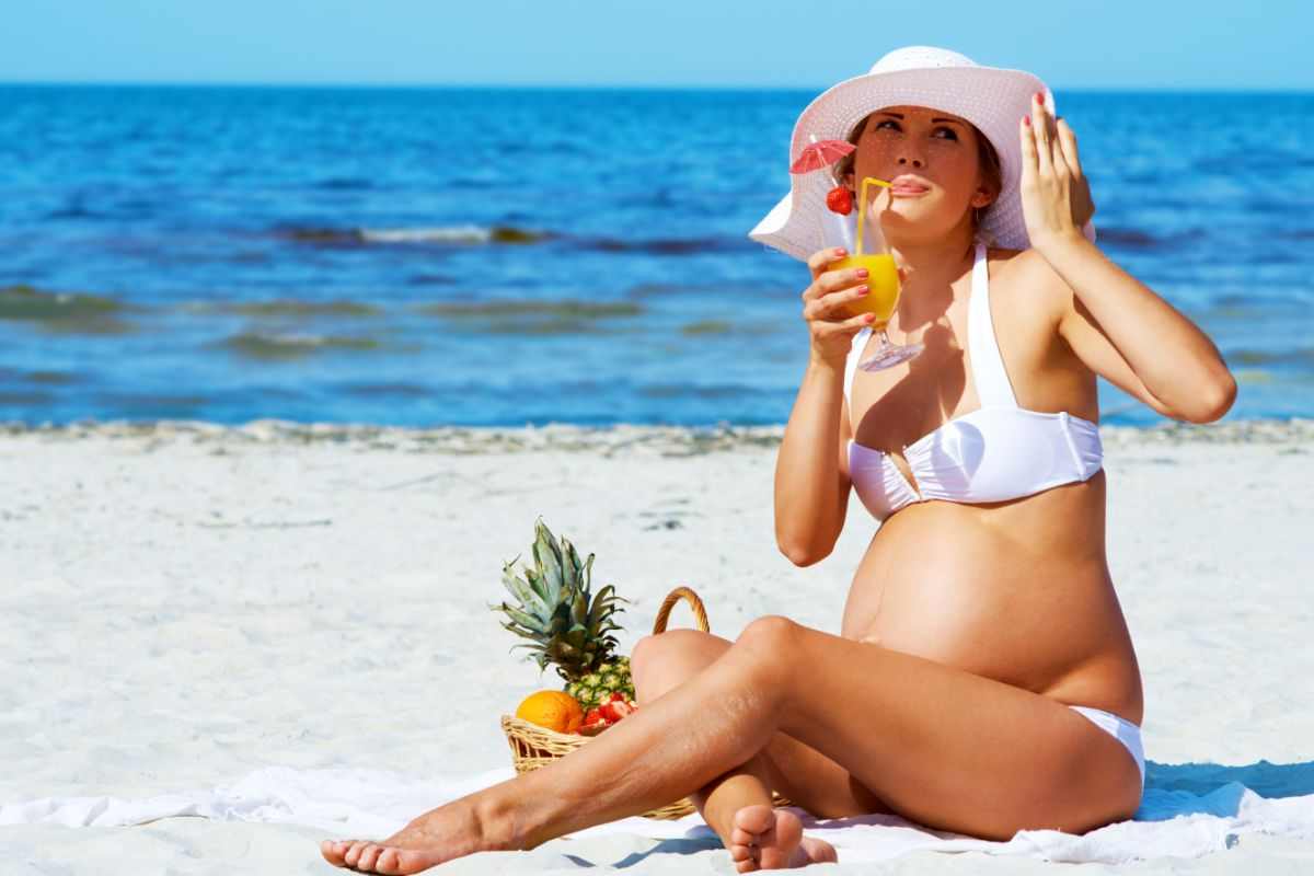 donna incinta che beve succo