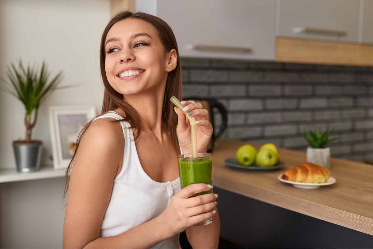 ragazza beve bevanda naturale