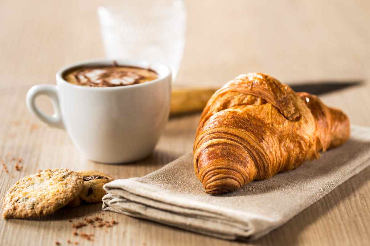 colazione con cornetto e cappuccino