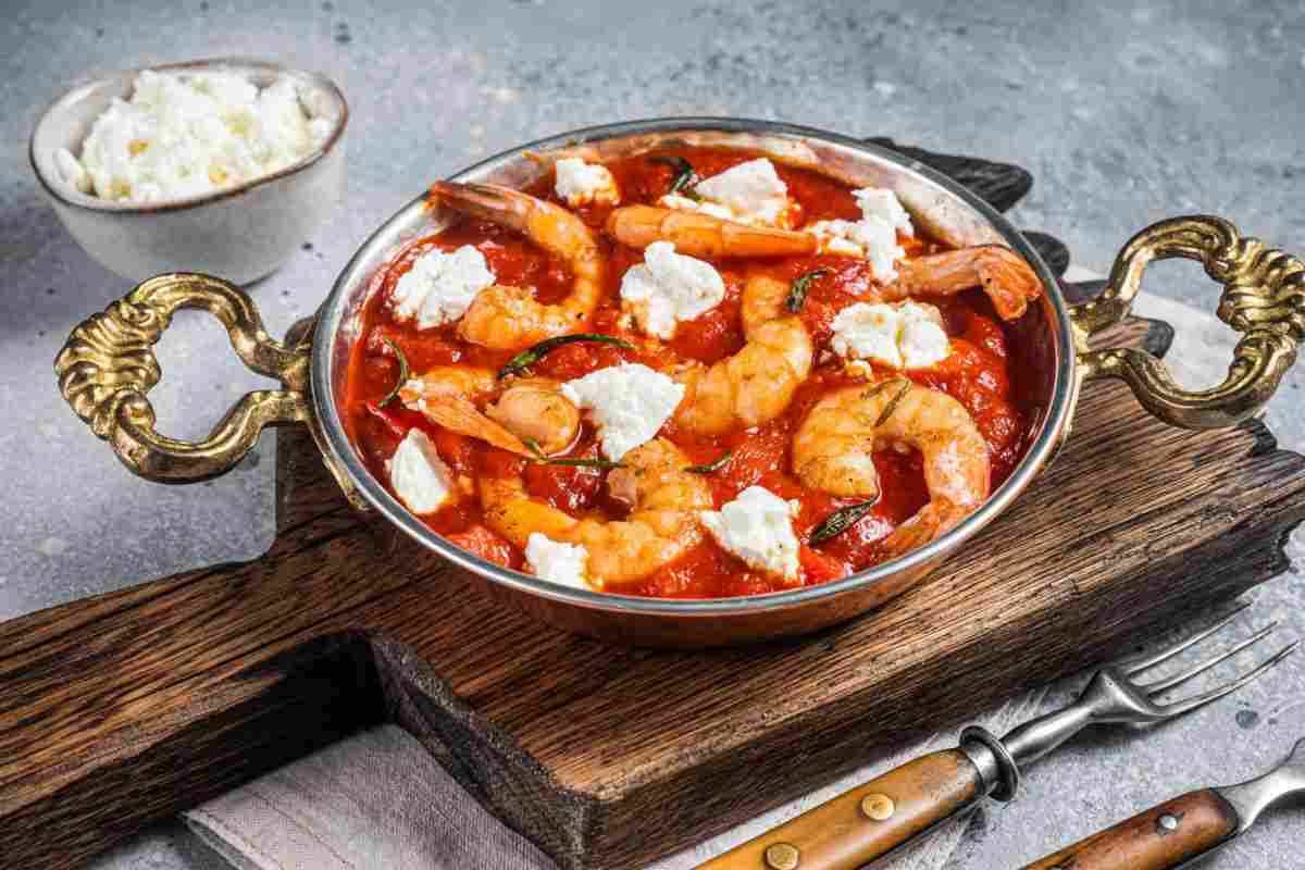 padella con gamberi feta e pomodoro