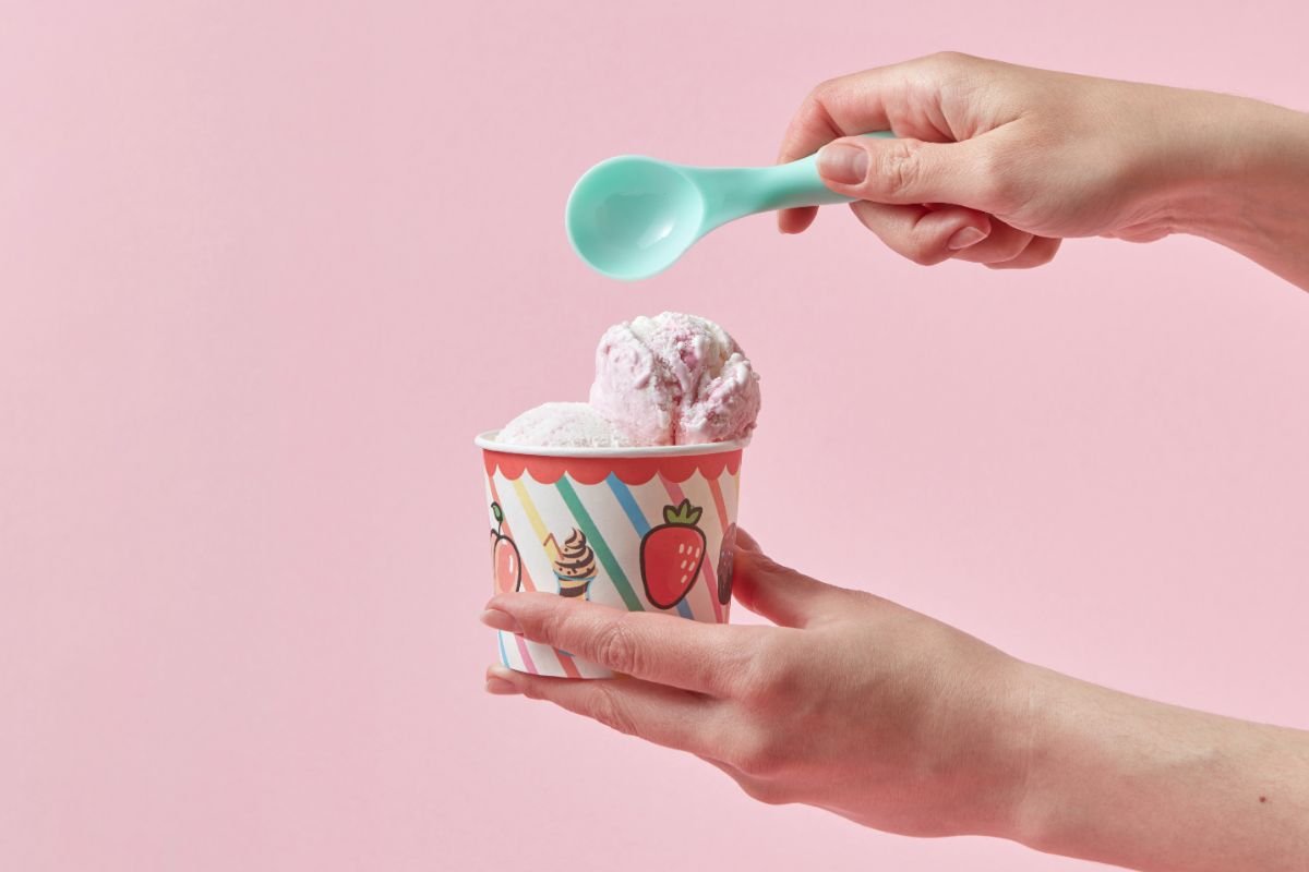 coppetta gelato cucchiaino mani