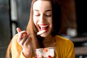 donna mangia gelato