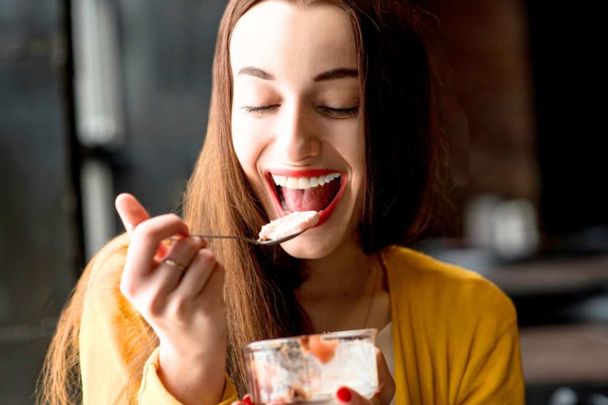 donna mangia gelato