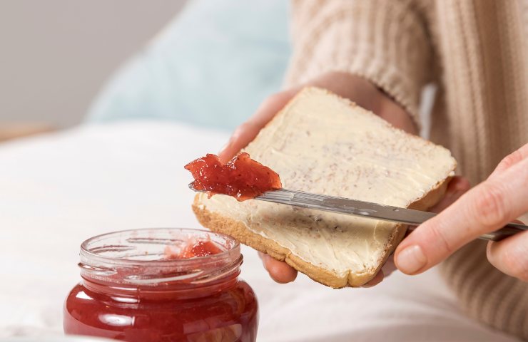 Marmellata spalmata nel pane