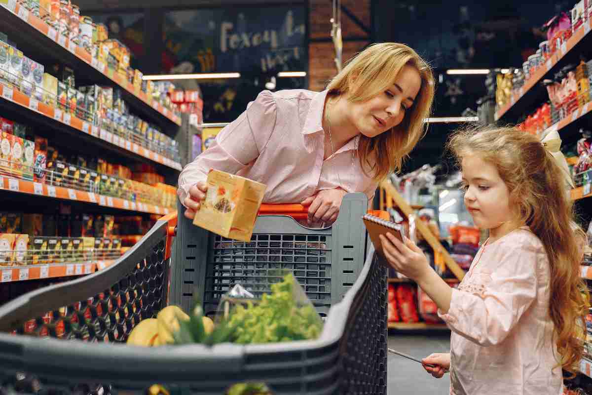 mamma e figlia che fanno spesa