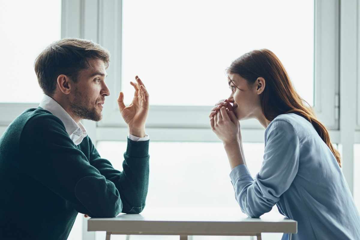 parlare sopra gli altri significato