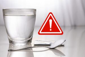 bicchiere acqua bustina segnale pericolo