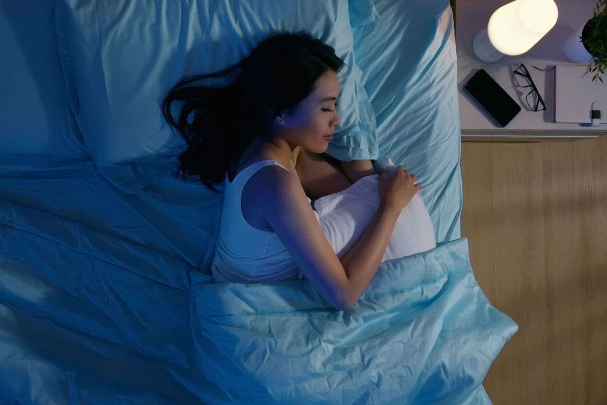donna dorme nel letto