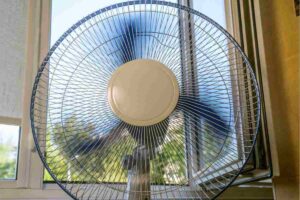 ventilatore vicino alla finestra