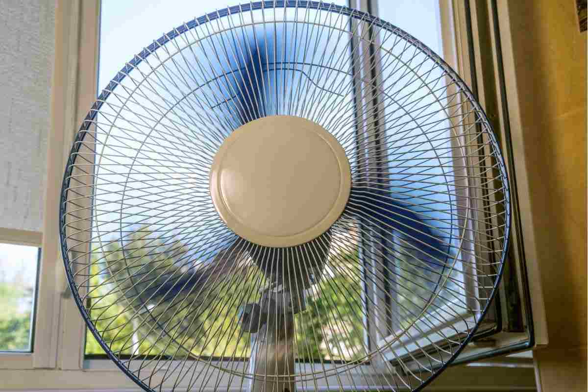 ventilatore vicino alla finestra