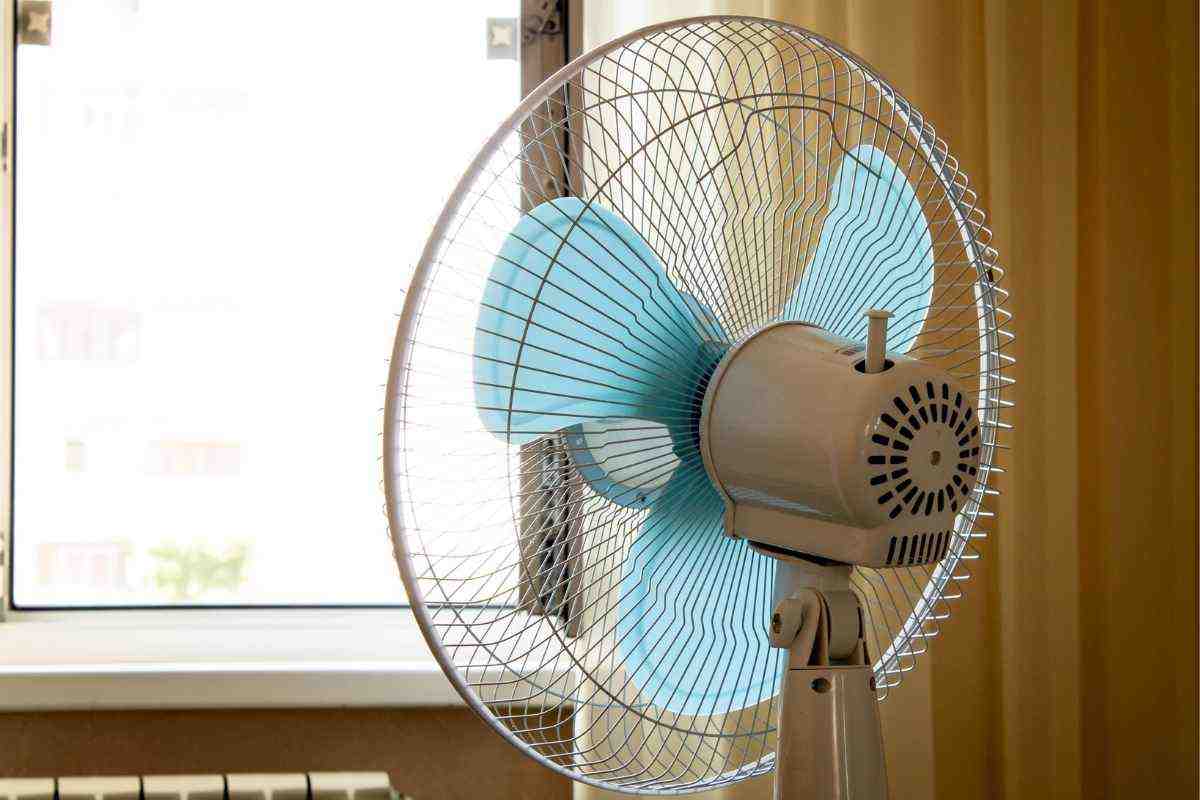 ventilatore vicino alla finestra