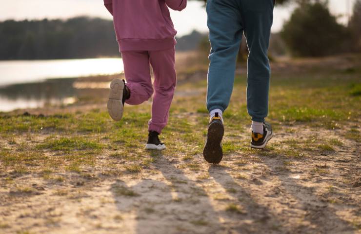 persone che camminano