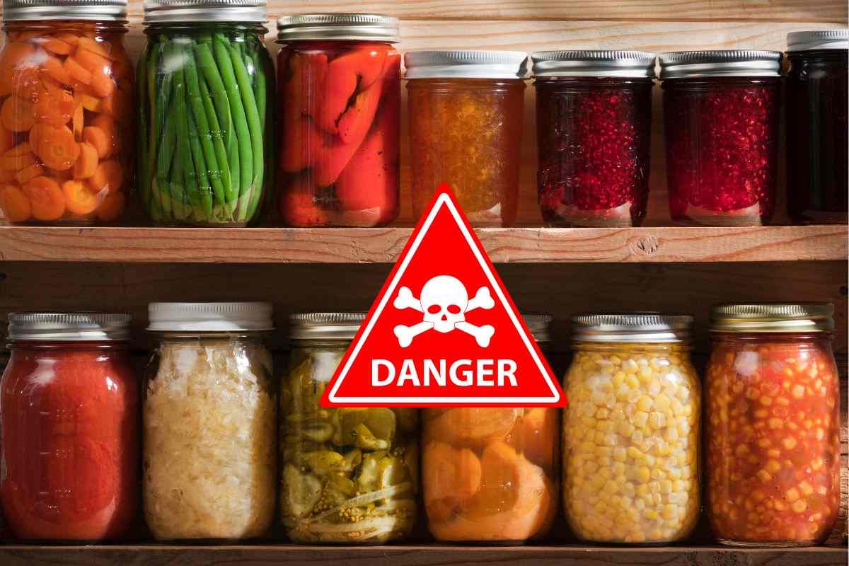 Conserve alimentari sullo scaffale di casa