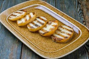 Patate alla griglia sul vassoio