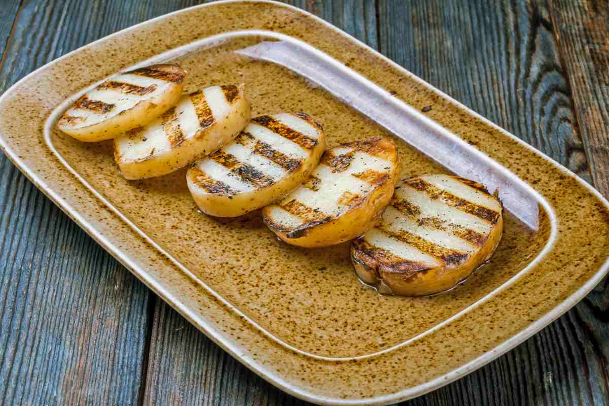 Patate alla griglia sul vassoio