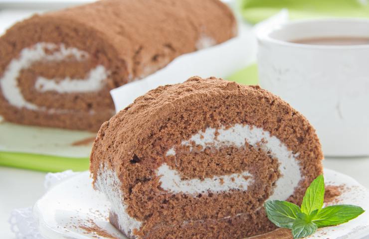 Fetta in primo piano di rotolo al cioccolato