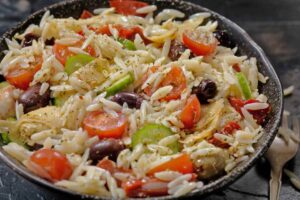 Insalata di riso sul piatto nero