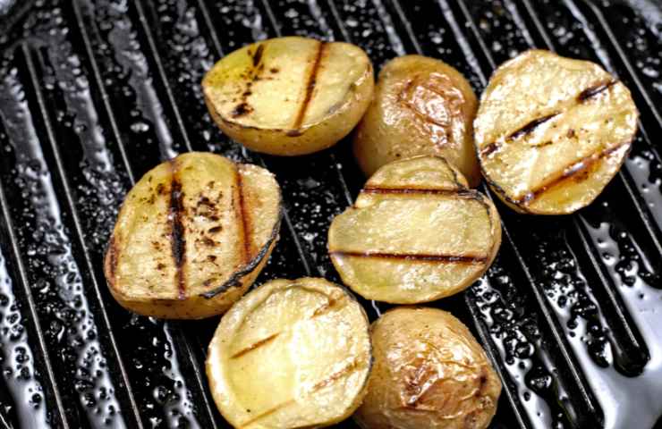 fette di patate alla griglia